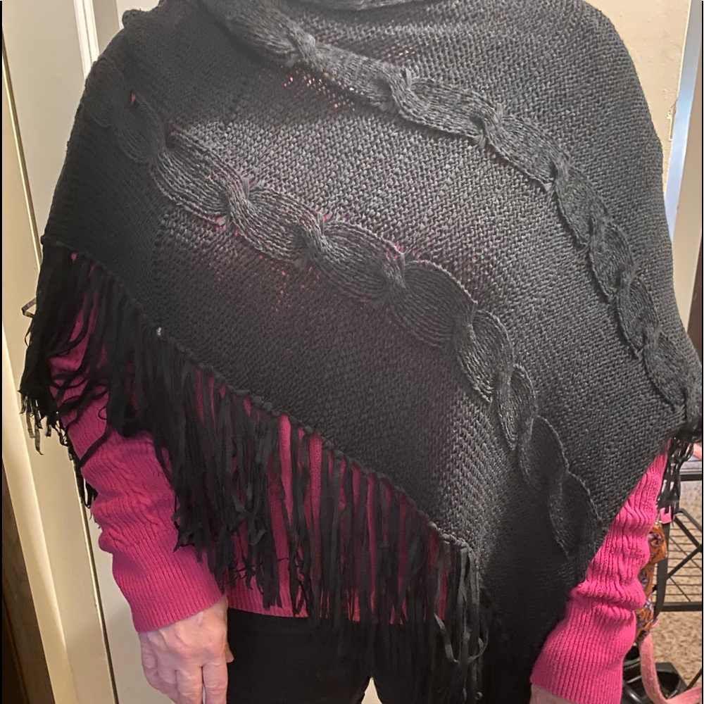 Black Poncho - Picture 4 of 7